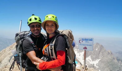 İzmirli çift, Cilo Dağı’nın Reşko Zirvesi’ne teknik ekipman kullanmadan tırmandı