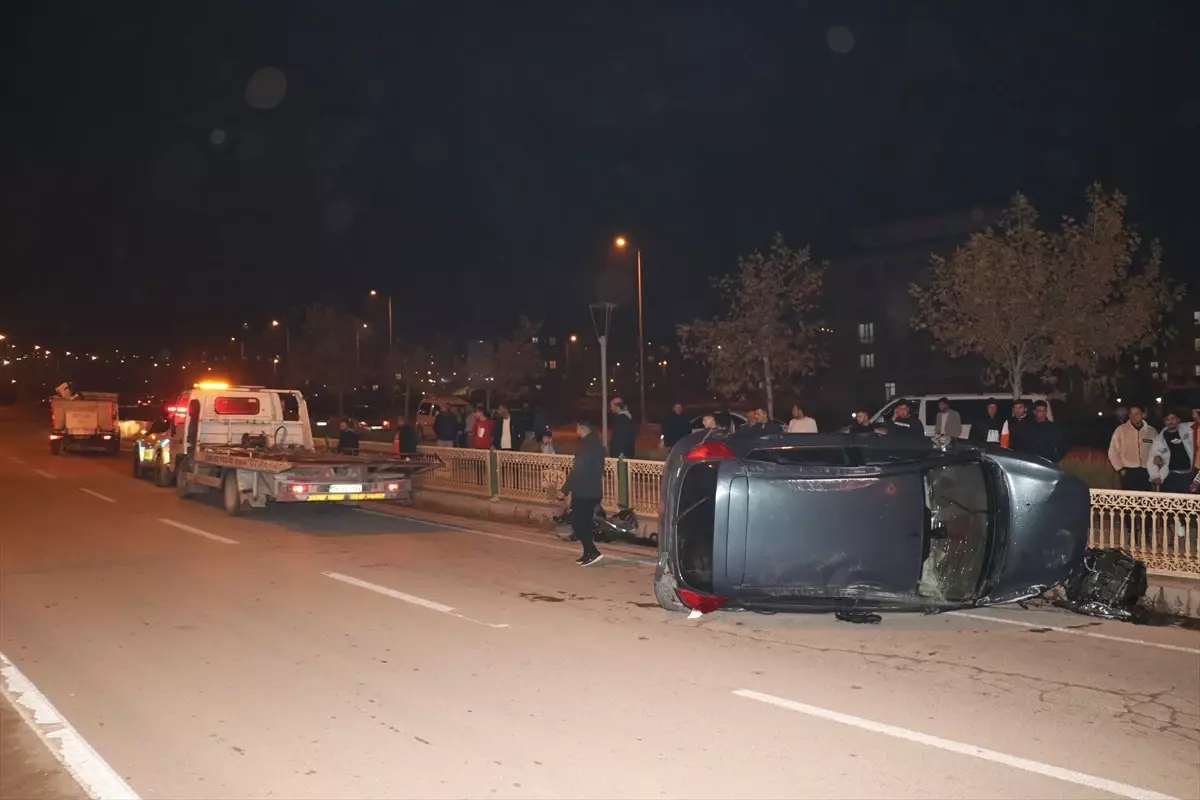 Kilis’te Refüje Çarpan Araçta Sürücü Yaralandı