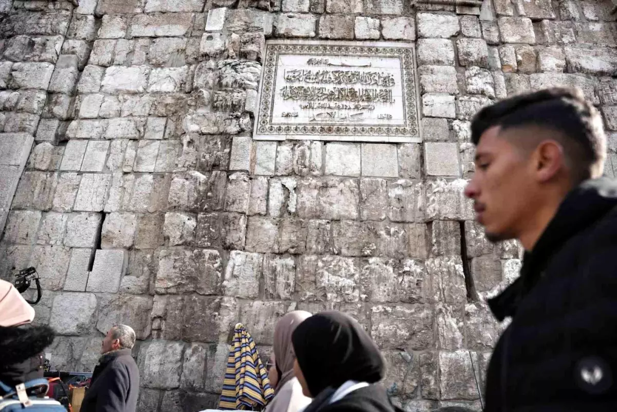 Hafız Esad’ın Adı Emevi Camii’nden Silindi