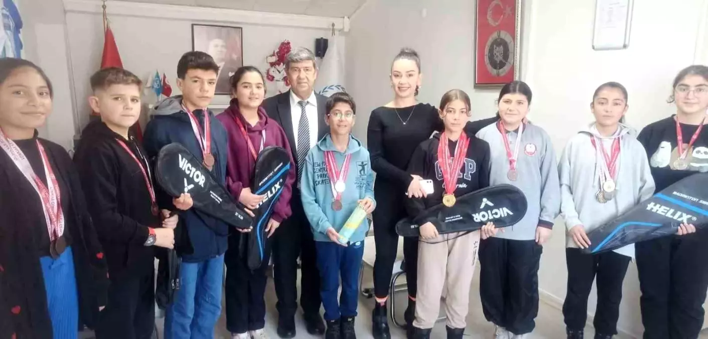 Pasinler’de Badmintonculara Malzeme Desteği