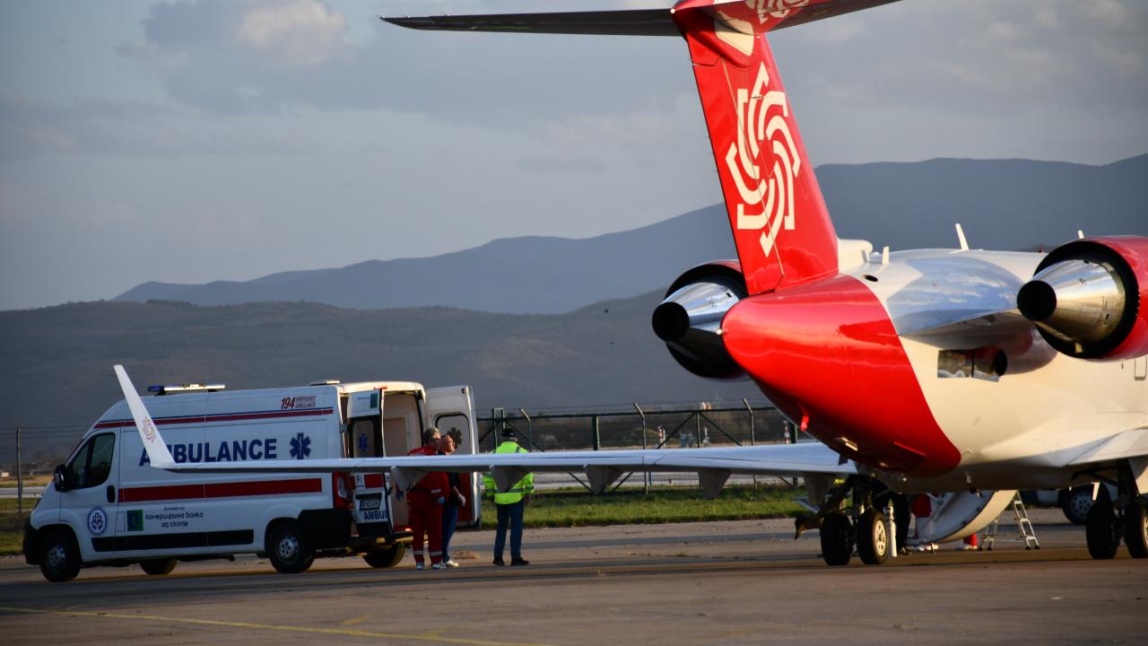 Kuzey Makedonya’daki yangında ağır yaralanan 3 kişi ambulans uçakla Türkiye’ye getiriliyor